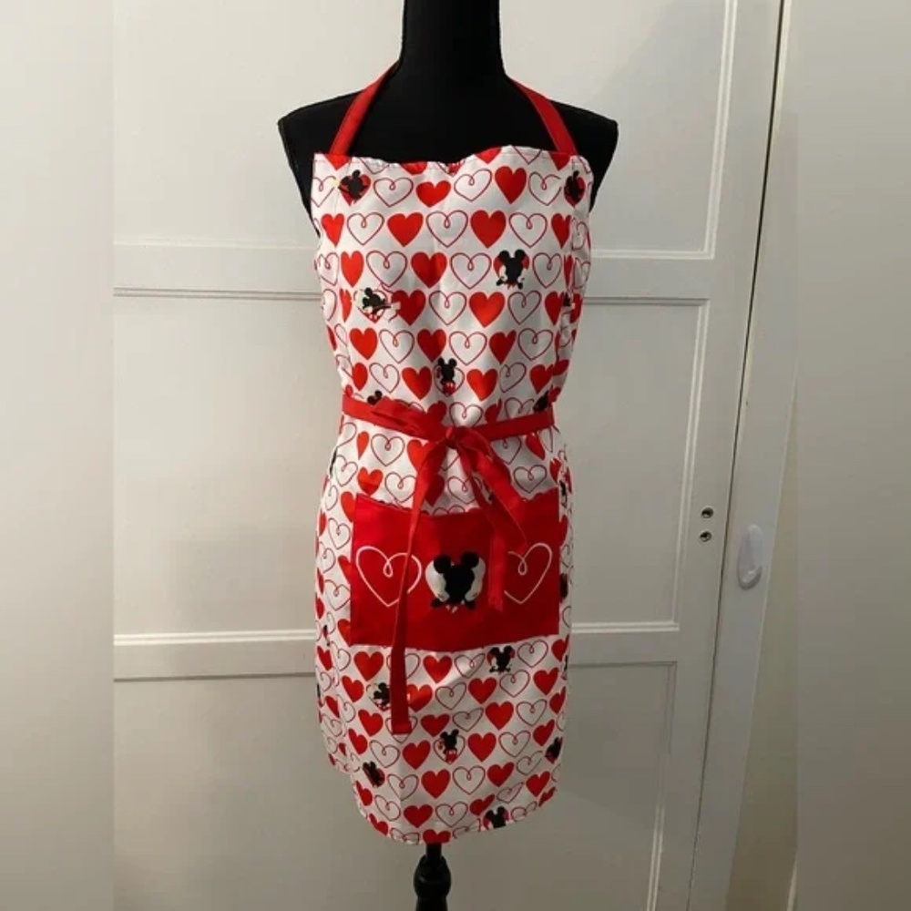 Disney Mickey Mouse Valentine’s Day Apron – Pre-Loved Kitchen Décor